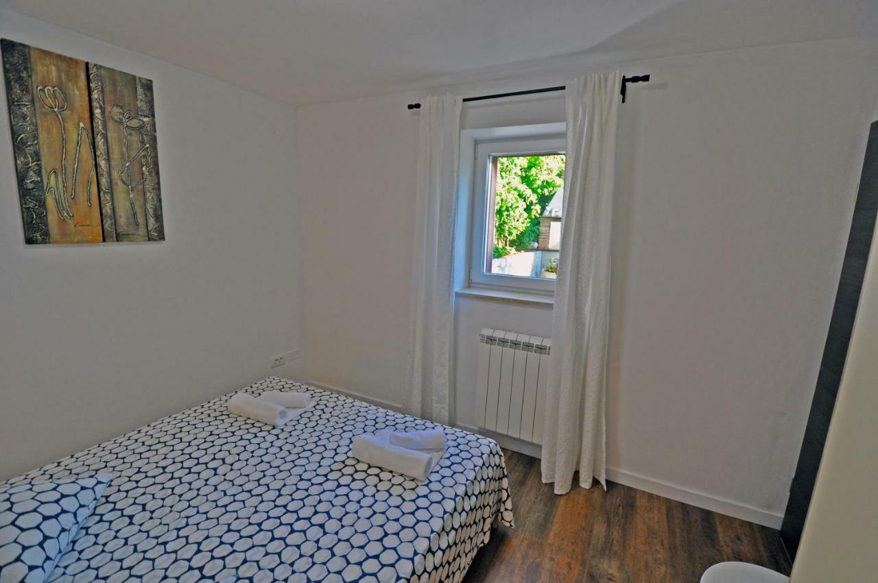 Apartment Dva Oriha Фунтана Экстерьер фото