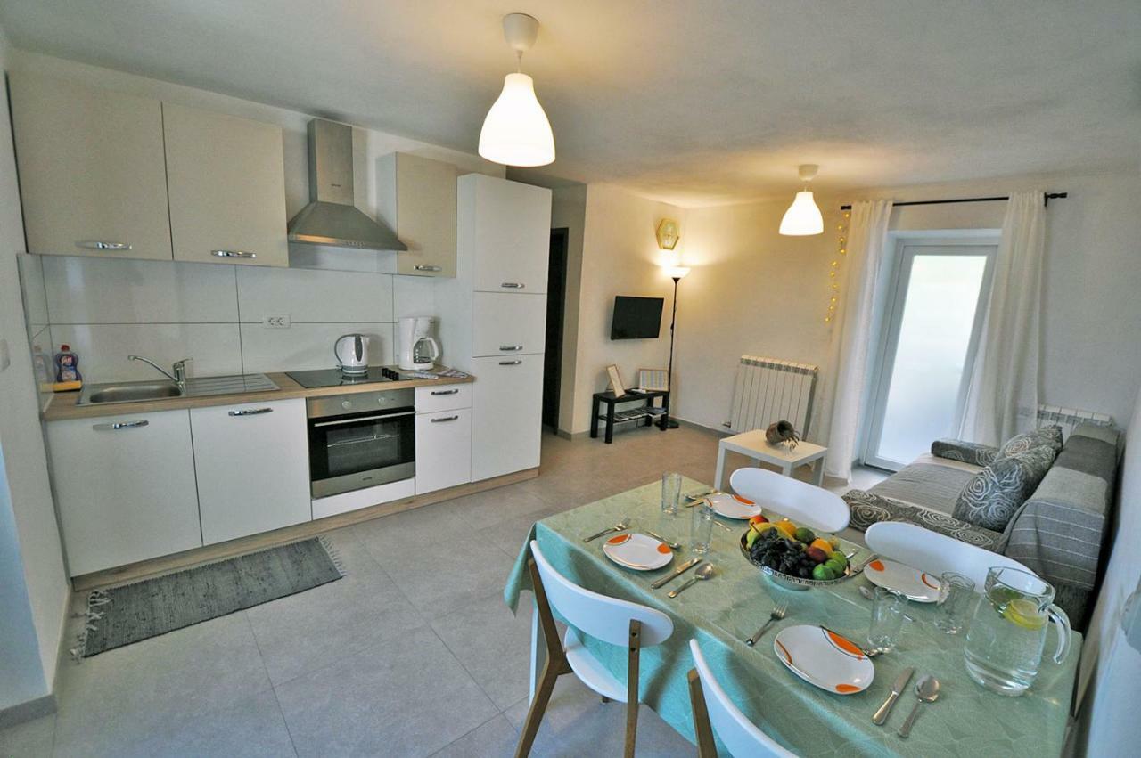 Apartment Dva Oriha Фунтана Экстерьер фото